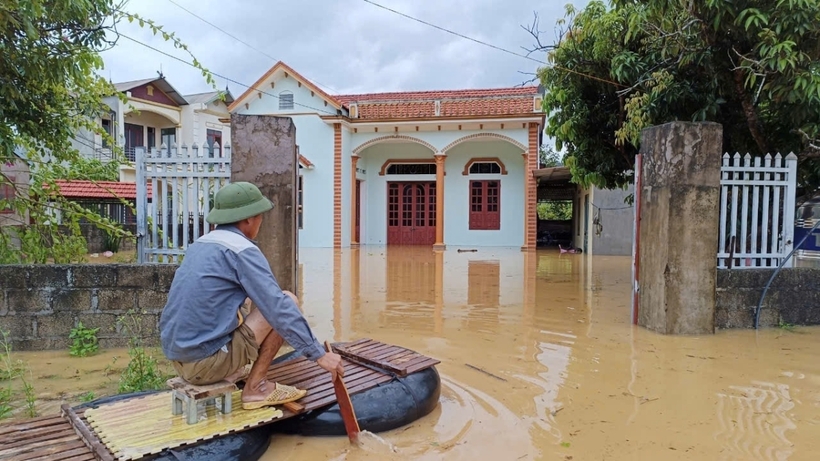 Tới 16h ngày 8/9, nước lũ vẫn chưa có dấu hiệu giảm, nhiều người dân vùng ngập lụt Sơn Động tự chế thuyền để di chuyển, đưa người và vật dụng an toàn ra khỏi khu vực ngập lụt.