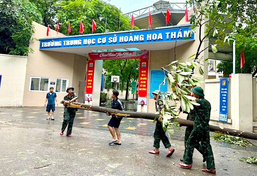 Trường học khẩn trương khắc phục hậu quả, đảm bảo an toàn, sạch sẽ trước khi đón học sinh đi học trở lại. Ảnh: VTC News