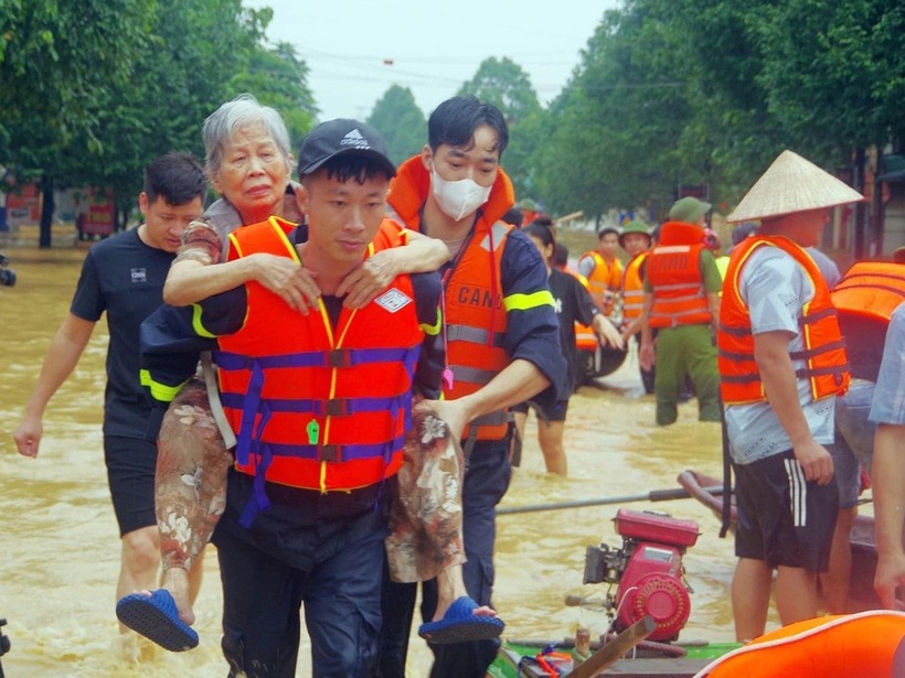 Lực lượng chức năng hỗ trợ đưa người dân vùng ngập đến nơi an toàn. (Ảnh: An ninh Thái Nguyên)