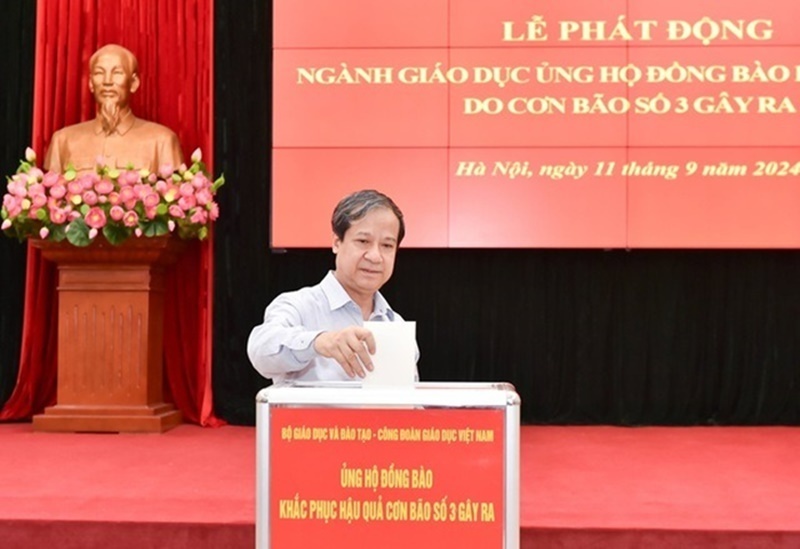 Lãnh đạo Bộ GD&ĐT, các đơn vị, cá nhân trong và ngoài ngành giáo dục đã ủng hộ tổng số tiền hơn 6,6 tỉ đồng. Ảnh: Báo Thanh niên.