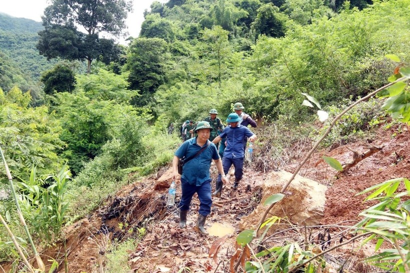 Đoàn công tác của huyện Kỳ Sơn cắt rừng tìm cách tiếp cận bản biên giới Cha Nga. Ảnh: Sức khoẻ & Đời sống