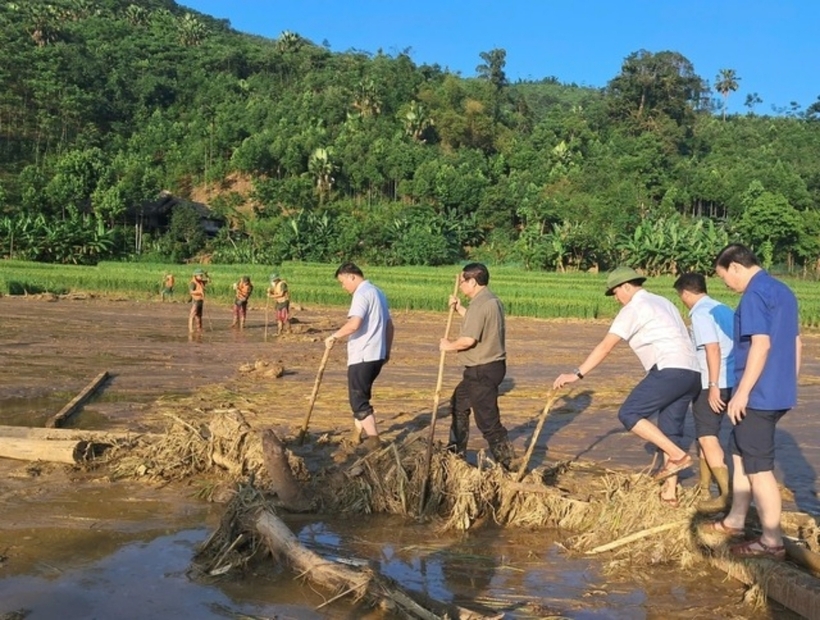 Chiều 12/9, Thủ tướng Phạm Minh Chính đã thị sát hiện trường vụ sạt lở tại thôn Làng Nủ, xã Phúc Khánh, huyện Bảo Yên, tỉnh Lào Cai. Ảnh: VGP.