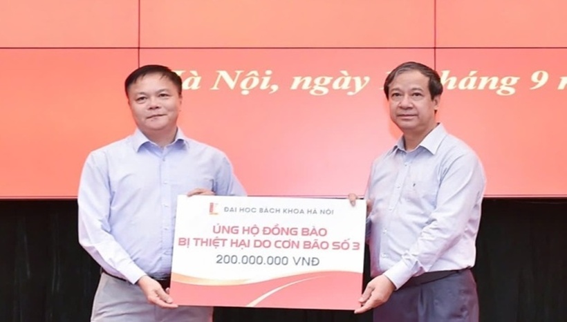 Đại diện Đại học Bách khoa Hà Nội ủng hộ đồng bào bị thiệt hại do bão Yagi 200 triệu đồng, qua Bộ Giáo dục và Đào tạo. (Ảnh: MOET)