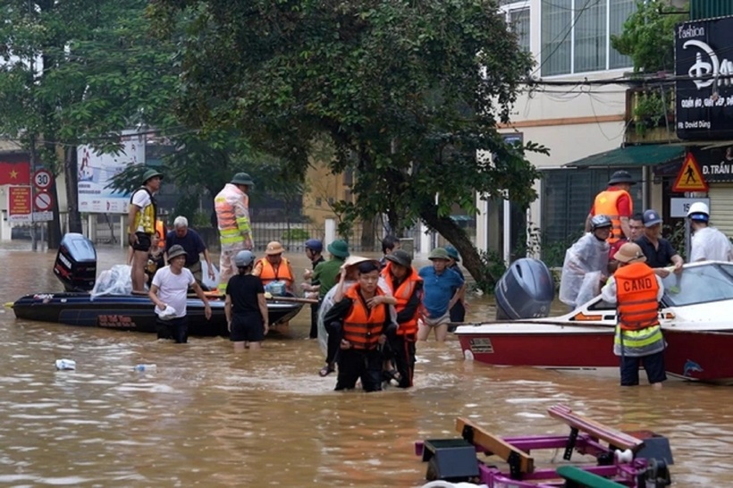 Mưa lũ khiến nhiều khu vực tại TP.Yên Bái ngập sâu trong nước. Ảnh: Thanh Niên