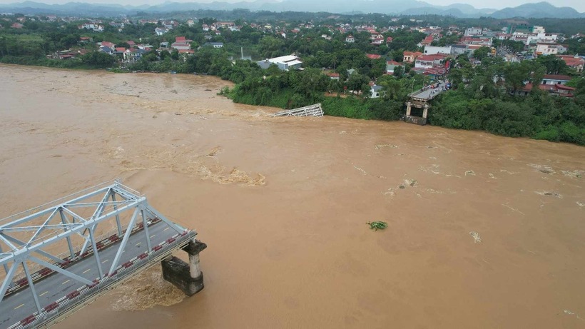 Hiện trường cầu Phong Châu bị sập. Ảnh: Người Lao Động