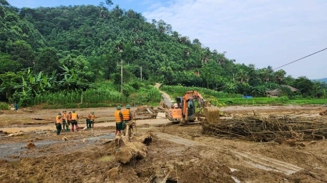 Lực lượng chức năng tìm kiếm các nạn nhân mất tích tại Làng Nủ. Ảnh: Người lao động