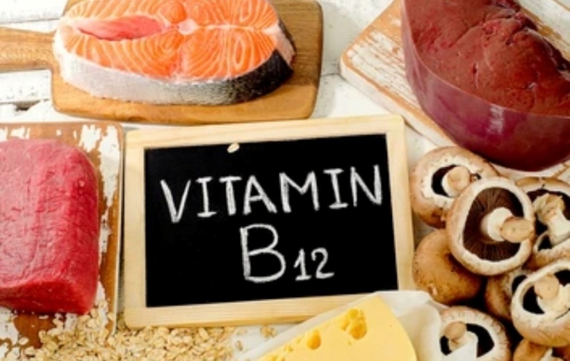 Thiếu hụt vitamin B12 có thể dẫn đến giảm sản xuất melanin, khiến tóc bạc sớm.