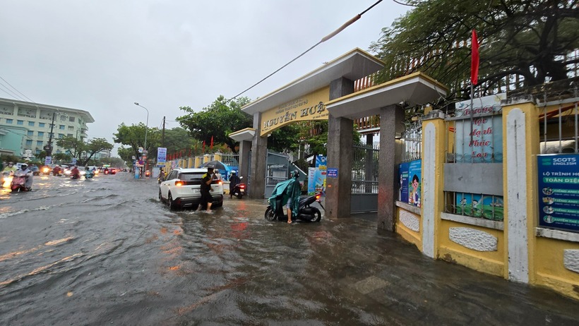 Mưa lớn trên địa bàn TP. Đà Nẵng sáng 18/9. Ảnh: Người lao động