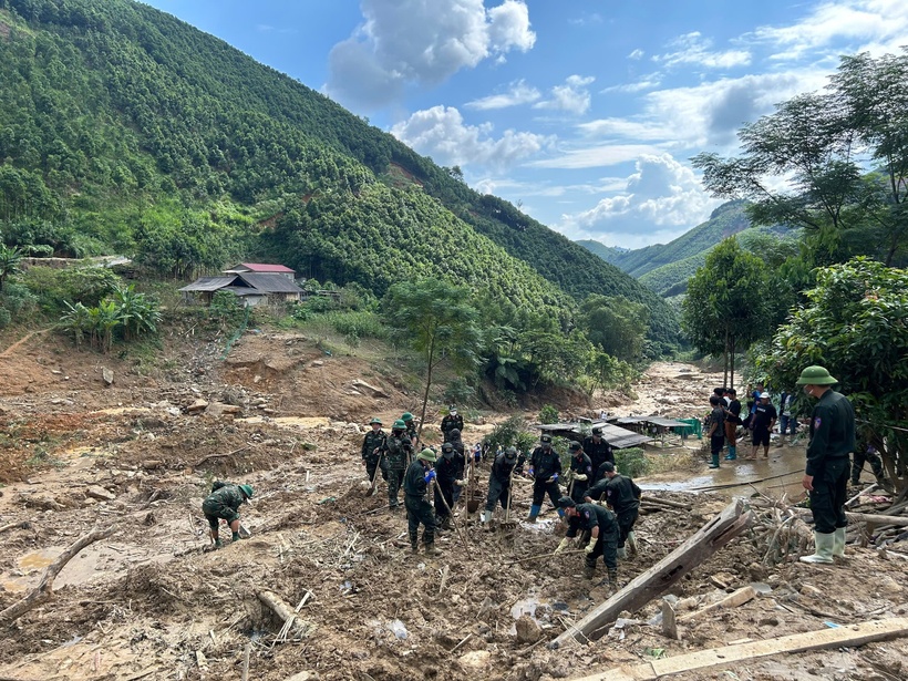 Công tác tìm kiếm các nạn nhân mất tích do sạt lở đất, lũ quét đang được các lực lượng của Bộ Quốc phòng, Bộ Công an tích cực triển khai. (Ảnh: NLĐ)