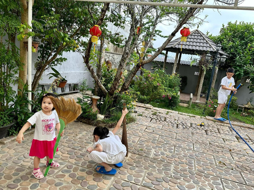 "Nhìn các con khôn lớn từng ngày, tôi hạnh phúc vô cùng. Trộm vía 3 bé đều ngoan, phát triển tốt. Nhà tôi lúc nào cũng rộn ràng tiếng cười đùa của con trẻ", Vy Oanh nói.