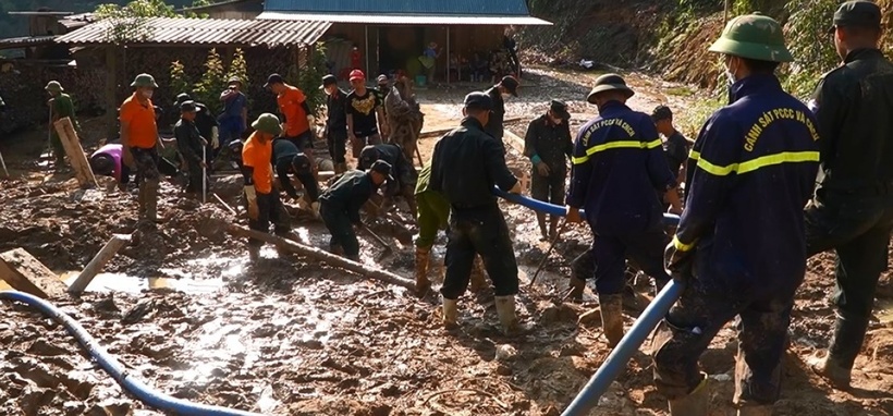 Lực lượng chức năng cùng chính quyền địa phương và người dân tìm kiếm 5 nạn nhân còn mất tích tại thôn Nậm Tông, xã Nậm Lúc, huyện Bắc Hà, tỉnh Lào Cai. (Ảnh: VOV)