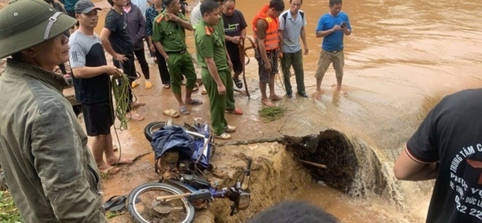 Với nỗ lực tìm kiếm, lực lượng cứu nạn cứu hộ đã tìm thấy thi thể nạn nhân và xe máy. Ảnh: Báo Người lao động.