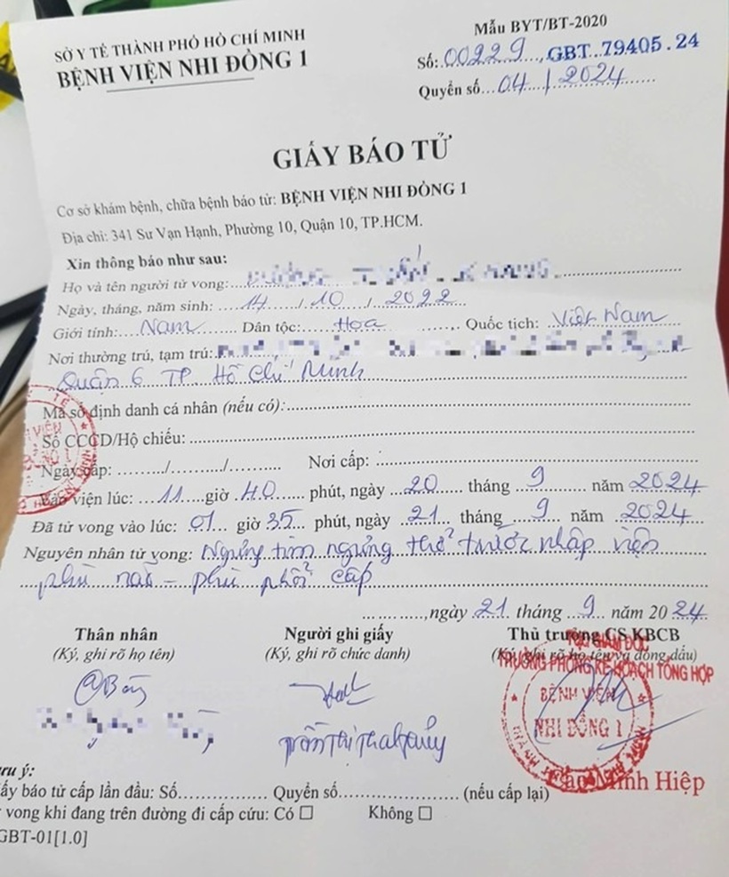 Giấy báo tử của Bệnh viện Nhi đồng 1 ghi bé K. ngưng tim, ngưng thở trước khi nhập viện. Ảnh: Vietnamnet