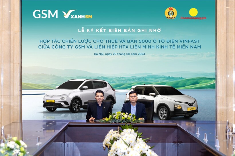 Ông Nguyễn Văn Thanh - Tổng Giám đốc Công ty GSM toàn cầu (bên trái) và ông Trần Thanh Tuấn - Chủ tịch Liên hiệp Hợp tác xã Liên minh Kinh tế miền Nam tại lễ ký kết hợp tác.