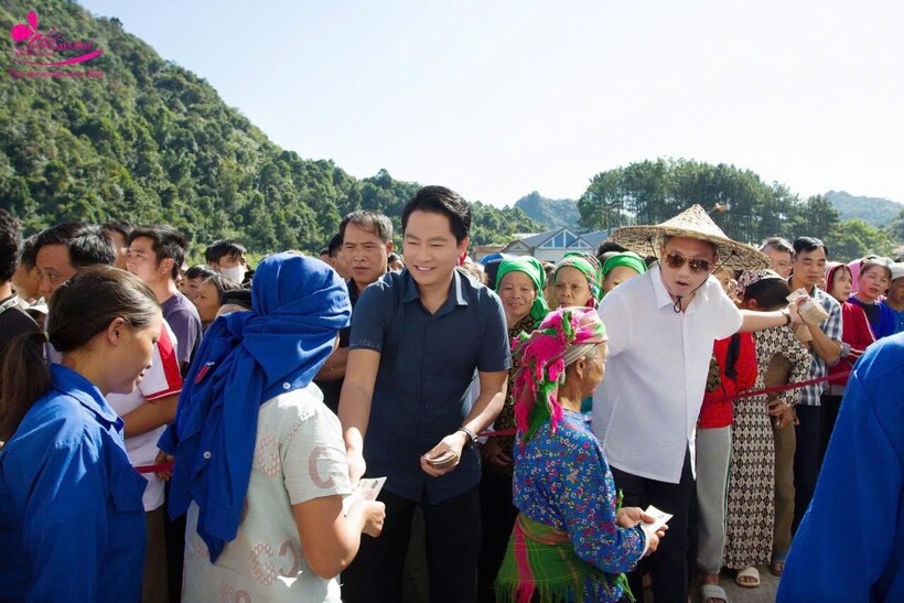 Vợ chồng doanh nhân Hoàng Kim Khánh Mailisa trao tận tay tiền mặt và 50 tấn gạo cho bà con tại huyện Hà Quảng, tỉnh Cao Bằng