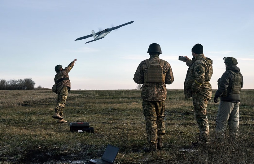 Binh sĩ Ukraine phóng UAV. Ảnh minh họa/Libkos