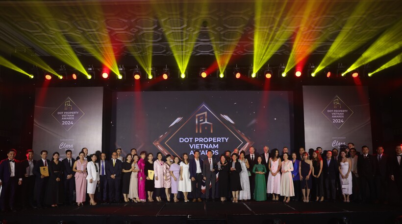 Các doanh nghiệp cùng BTC Dot Property Vietnam Awards chia sẻ niềm vui chiến thắng