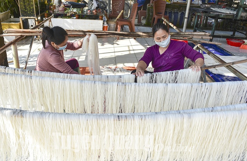 Công đoạn rửa, tách sợi bún trước khi đưa vào lò sấy điện. Ảnh: Báo Tuyên Quang