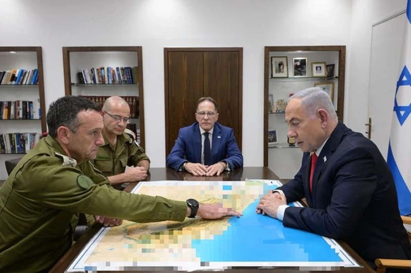 Thủ tướng Israel Benjamin Netanyahu (phải) lệnh cho quân đội "dốc toàn lực chiến đấu với phong trào Hezbollah ở Lebanon". Ảnh: NE Herald