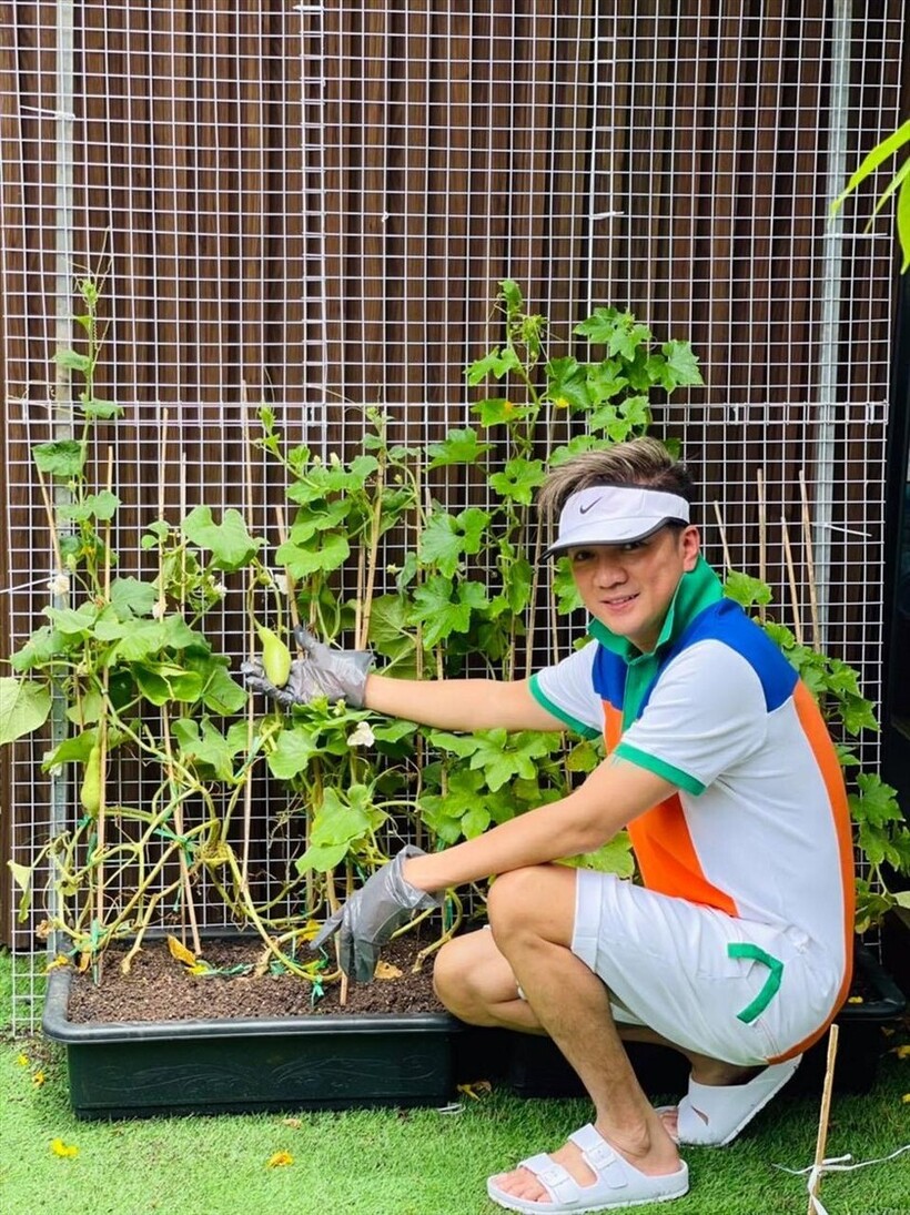 Mr. Đàm từng chia sẻ anh rất yêu thích làm vườn. Đây là những giây phút tái tạo năng lượng cho anh sau khi bận rộn nghệ thuật.