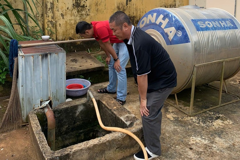 CDC đã nhanh chóng phối hợp với các đơn vị liên quan triển khai các biện pháp kiểm tra, xử lý vệ sinh môi trường. Ảnh: Sở Y tế tỉnh Đắk Lắk.