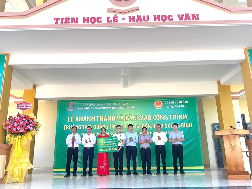 Trao biển tượng trưng tài trợ