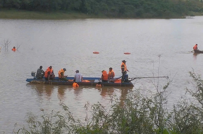 Lực lượng chức năng nỗ lực tìm kiếm. Ảnh: Thanh Niên