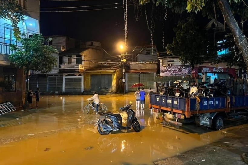 Nước tràn vào đường gây ảnh hưởng đến đời sống sinh hoạt của người dân.