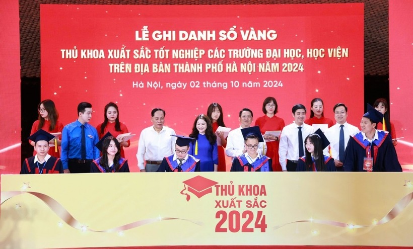 100 thủ khoa xuất sắc tốt nghiệp các trường đại học, học viện trên địa bàn TP.Hà Nội ghi danh Sổ Vàng. Ảnh: Lao động Thủ đô.