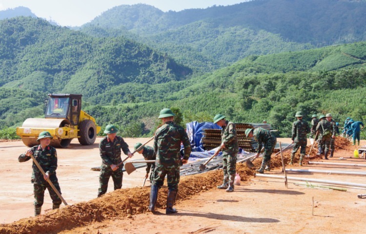 Các lực lượng tham gia thi công khu tái định cư Làng Nủ. Ảnh: VietNamNet