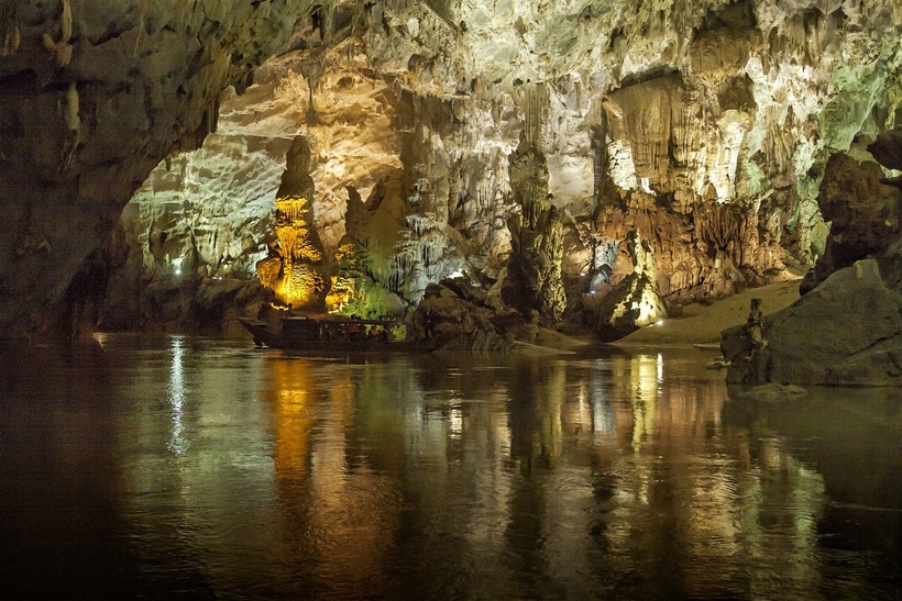 Sông Son là lối vào chính dẫn đến kỳ quan nổi tiếng - động Phong Nha.