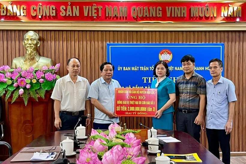 Huyện Hậu Lộc ủng hộ đồng bào bị thiệt hại do cơn bão số 3 số tiền 2 tỷ đồng. (Ảnh: Dân trí)