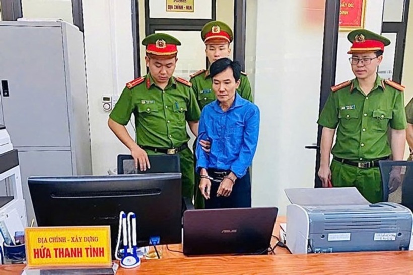 Hứa Thanh Tình bị Công an huyện Văn Bàn (Lào Cai) bắt để điều tra hành vi "Lạm dụng chức vụ quyền hạn chiếm đoạt tài sản". Ảnh: Lao Động