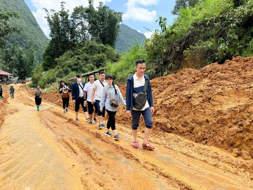 Con đường đến Bản Riềng đầy gian nan, cheo leo với bùn lầy và những đoạn đất đá sạt lở hiểm nguy