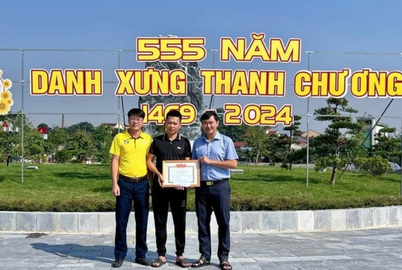 Lãnh đạo UBND thị trấn Thanh Chương trao giấy khen cho anh Nguyễn Doãn Phúc vì có hành động dũng cảm cứu người. Ảnh: Sức khoẻ & Đời sống