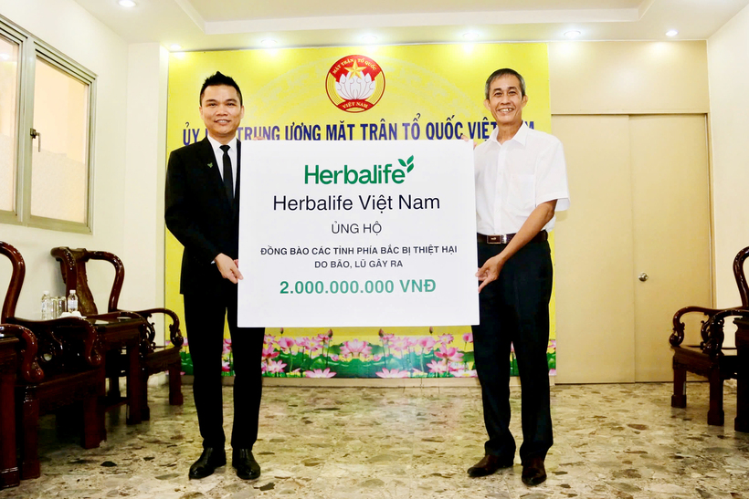 Ông Nguyễn Thành Đạt, Giám đốc Truyền thông Cấp cao Herbalife Việt Nam trao bảng đóng góp hỗ trợ đồng bào bị thiệt hại do bão Yagi và lũ lụt tại các tỉnh thành khu vực phía Bắc cho Mặt Trận Tổ Quốc Việt Nam