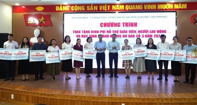 Đại diện 237 giáo viên, người lao động ngành giáo dục Hải Phòng nhận hỗ trợ thiệt hại do bão số 3. Ảnh: Sức khỏe & Đời sống