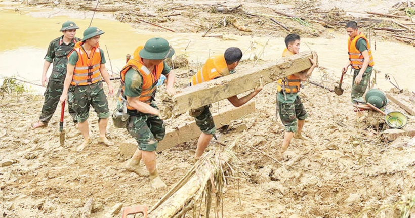 Lực lượng chức năng tìm kiếm nạn nhân và khắc phục hậu quả lũ quét ở Làng Nủ.