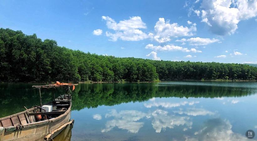 Hồ An Mã có diện tích mặt nước rộng lớn, nước trong xanh, phẳng lặng như gương, phản chiếu hình ảnh mây trời, núi non.