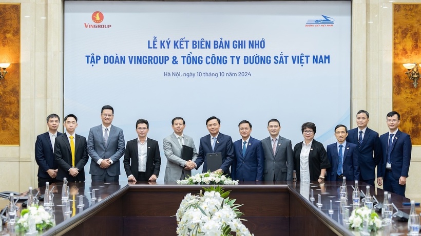 Tổng công ty Đường sắt Việt Nam và Tập đoàn Vingroup tổ chức lễ ký kết biên bản ghi nhớ hợp tác về thúc đẩy chuyển đổi xanh toàn diện