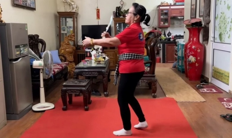 Bà đã tập luyện Yoga hàng chục năm nay, ngoài ra còn bổ sung các bài thuốc từ thiên nhiên. Ảnh: Youtube Khai Kim