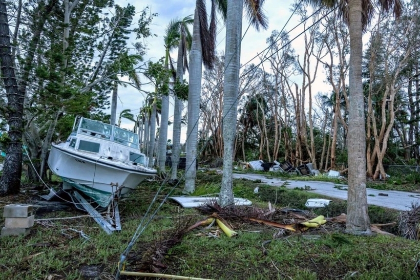 NHC cho biết tâm bão sẽ di chuyển ra xa bờ biển phía Đông Florida trước khi trời sáng, mưa và gió sẽ dần yếu đi vào buổi sáng. Tuy nhiên, NHC lưu ý bão Milton tiếp tục gây ra lũ lụt nguy hiểm và gió mạnh trên khắp miền trung Florida.