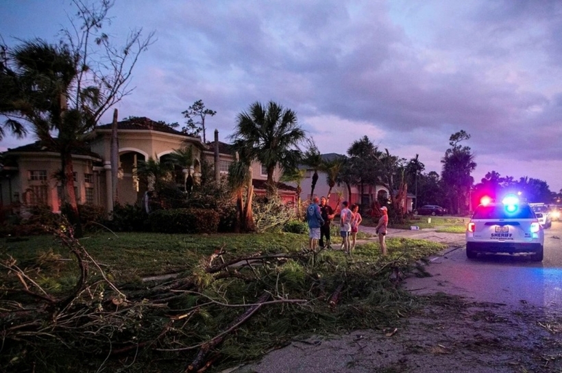 Sau khi đổ bộ vào Florida lúc 20h30 ngày 9/10 (giờ địa phương), bão Milton mang theo gió mạnh và mưa lớn đã gây ra thiệt hại nghiêm trọng cho khu vực. Theo ông Ron DeSantis - Thống đốc bang Florida, bão Milton đã gây ra khoảng 19 cơn lốc xoáy, gây thiệt hại ở nhiều quận và phá hủy khoảng 125 ngôi nhà tại bang này.