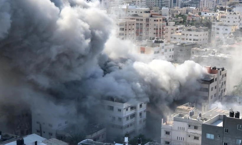 Khói bốc lên ở Gaza sau một cuộc không kích. Ảnh: Reuters