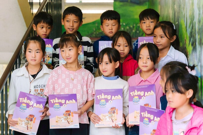 Niềm vui của các em học sinh vùng bão được nhận sách giáo khoa. (Ảnh: Tập Đoàn Giáo dục Đại Trường Phát)