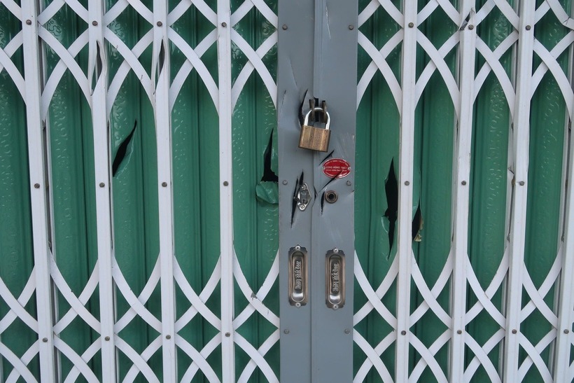 Cảnh cửa nhà của chủ tiệm spa Hiền Cao bị nhóm của Tâm đập phá hư hỏng. Ảnh: Tuổi Trẻ