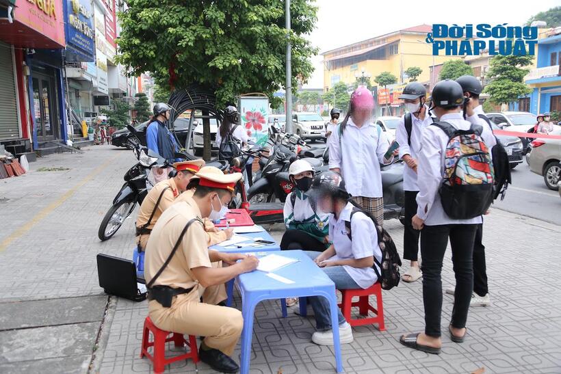 Đội CSGT - Trật tự Công an TP.Thái nguyên&nbsp;kiểm tra điều kiện lái xe và phương tiện của học sinh tại đường Quang Trung, TP.Thái Nguyên