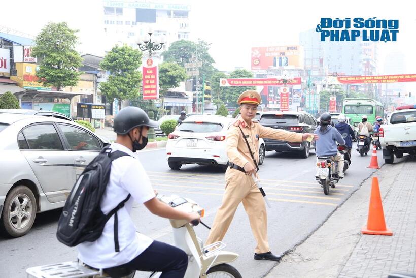 Một số trường hợp học sinh điều khiển xe 50 phân khối nhưng không đội mũ bảo hiểm, không mang theo giấy tờ liên quan đến phương tiện