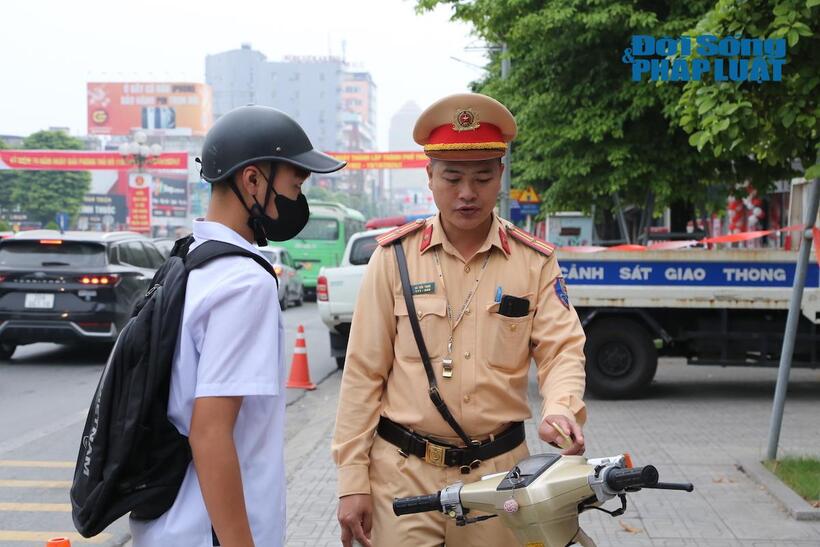 Lực lượng CSGT kết hợp tuyên truyền, giáo dục, phối hợp các chế tài linh hoạt, bảo đảm các quy định của pháp luật về quyền trẻ em
