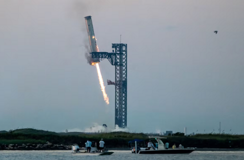 Việc thu hồi thành công tên lửa Super Heavy được các kỹ sư SpaceX mô tả như một phép thuật. Ảnh: Getty